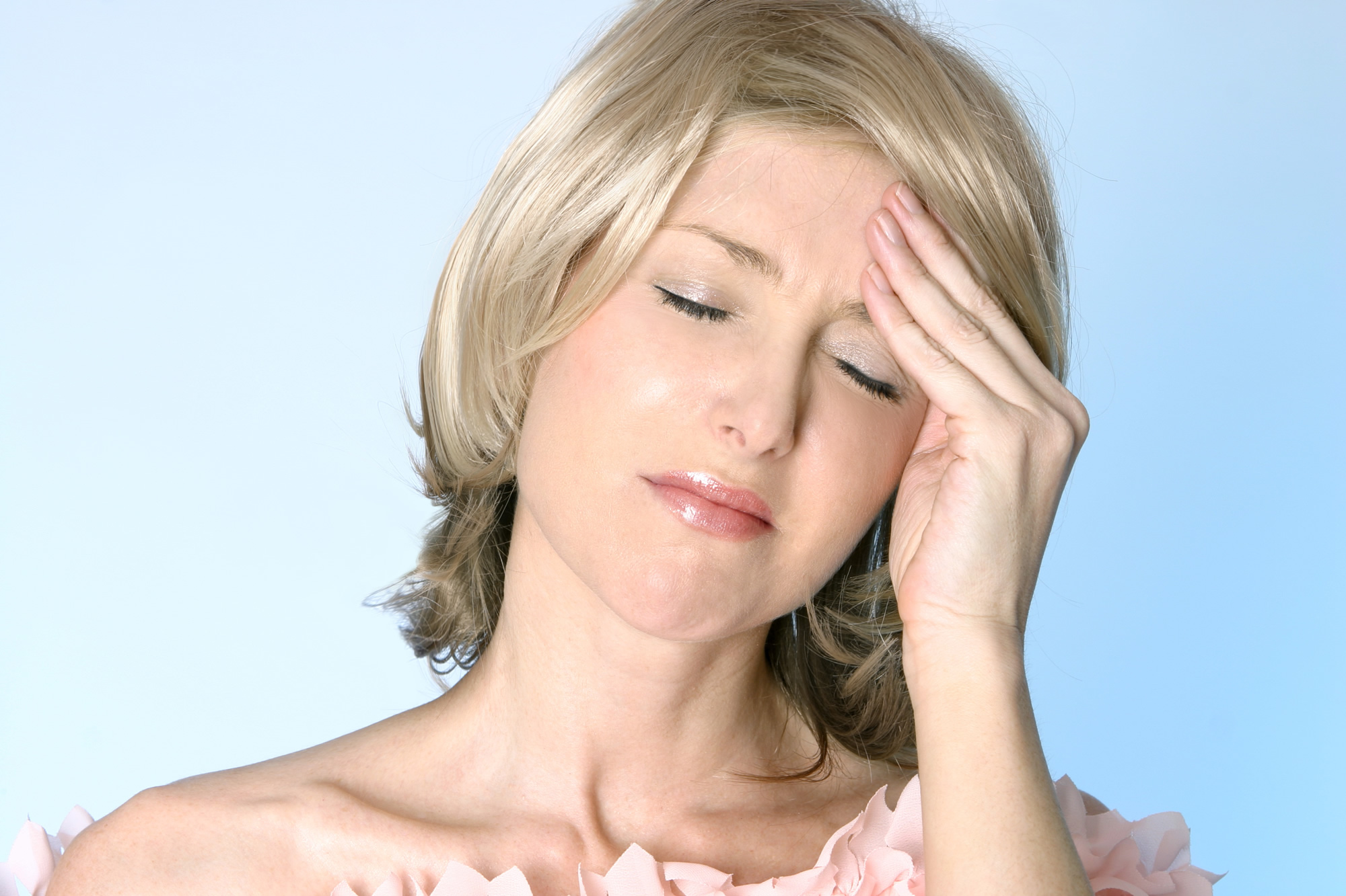 woman is having head pain